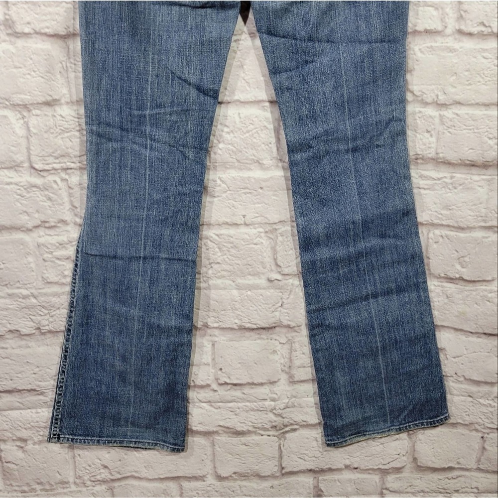 Light Wash Women's Jeans with Back Pocket Stitching - Picture 9 of 12